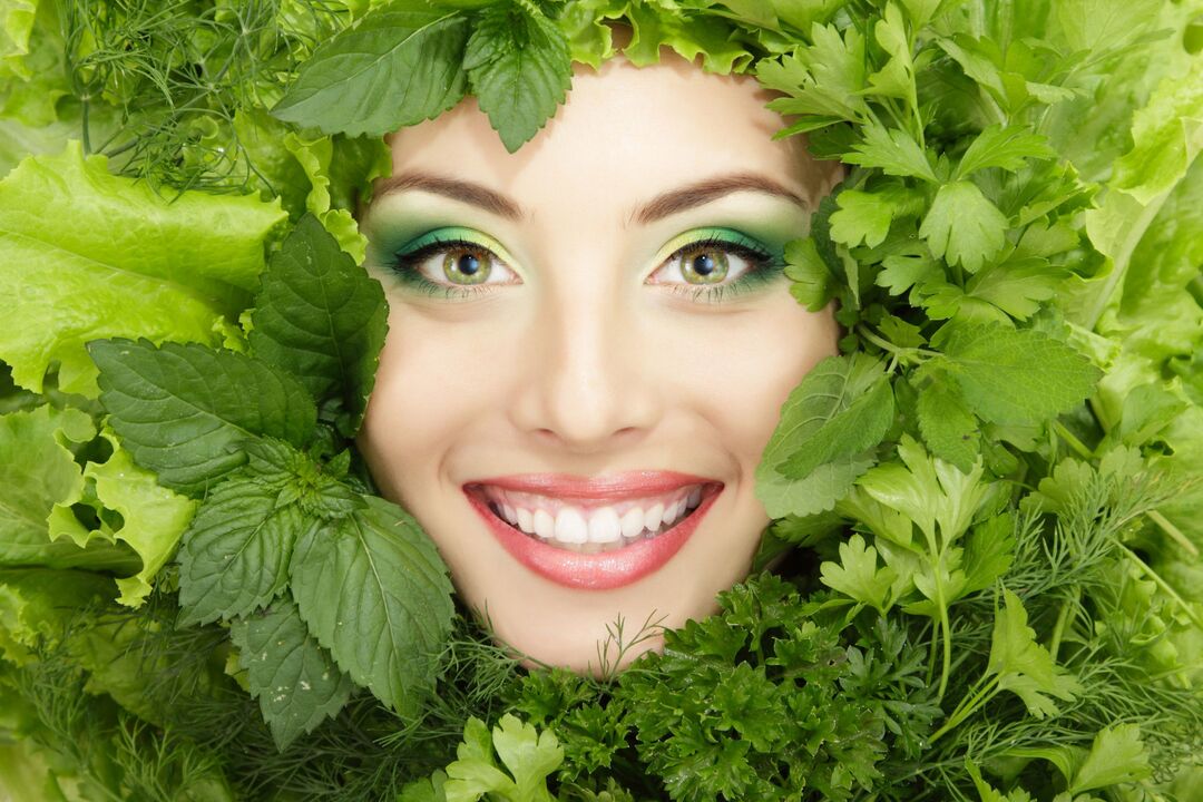 Yatıştırıcı bitkilerin kullanımıyla genç, sağlıklı ve güzel yüz cildi